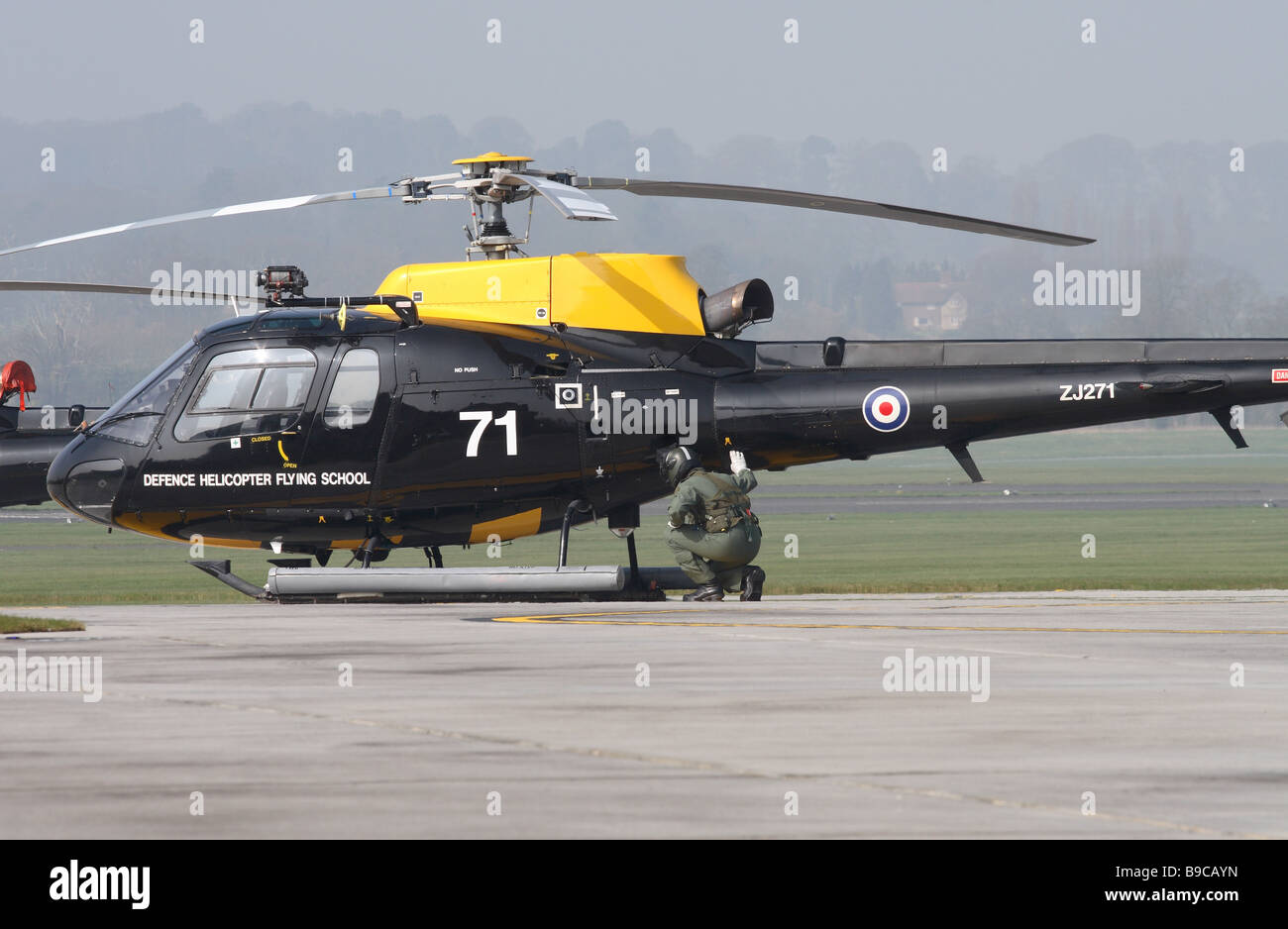 RAF Shawbury Flugschüler bei der Verteidigung Helicopter Flying School GRUNDAUSBILDUNGS-Pre-Flight-Checks auf dem Eichhörnchen Hubschrauber zu tun Stockfoto