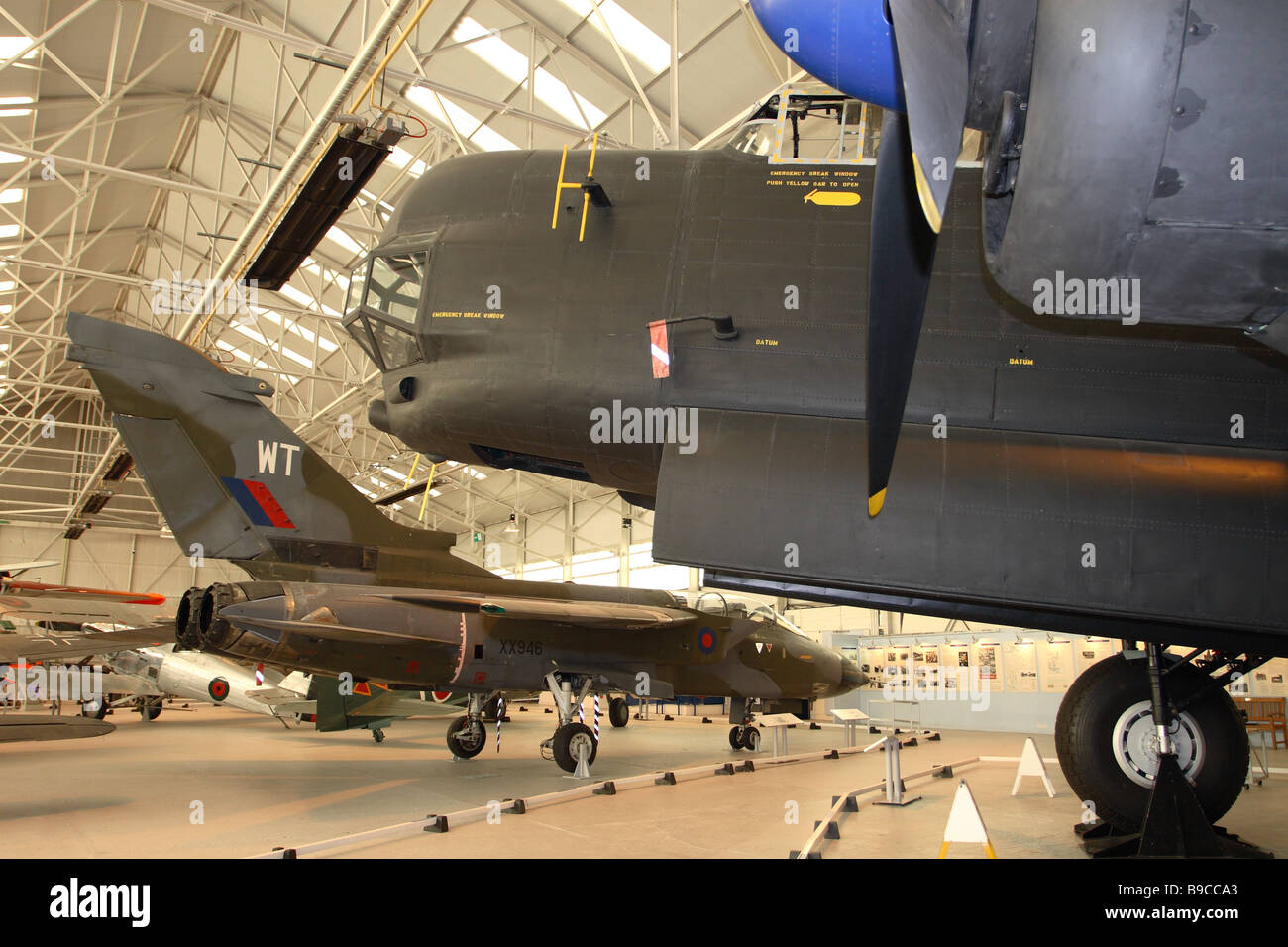 RAF Cosford historische Flugzeuge Museumsausstellung Avro Lincoln Bomber auf der rechten Seite und der modernen Panavia Tornado auf der linken Seite Stockfoto