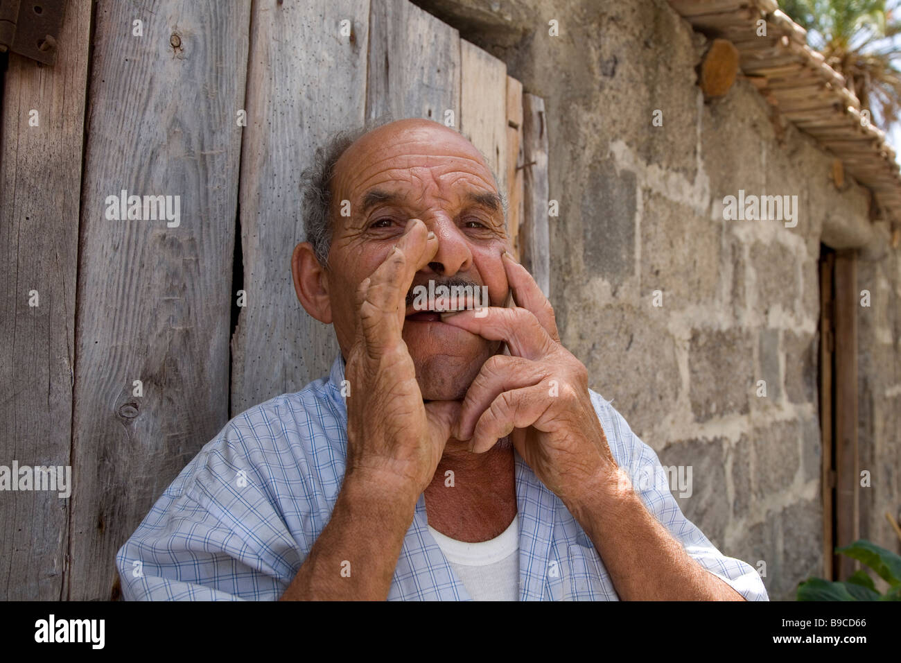 Die traditionelle Form der Kommunikation auf der Insel La Gomera war Pfeifen zeigt lokaler Mann seine Pfeifen Skills Stockfoto