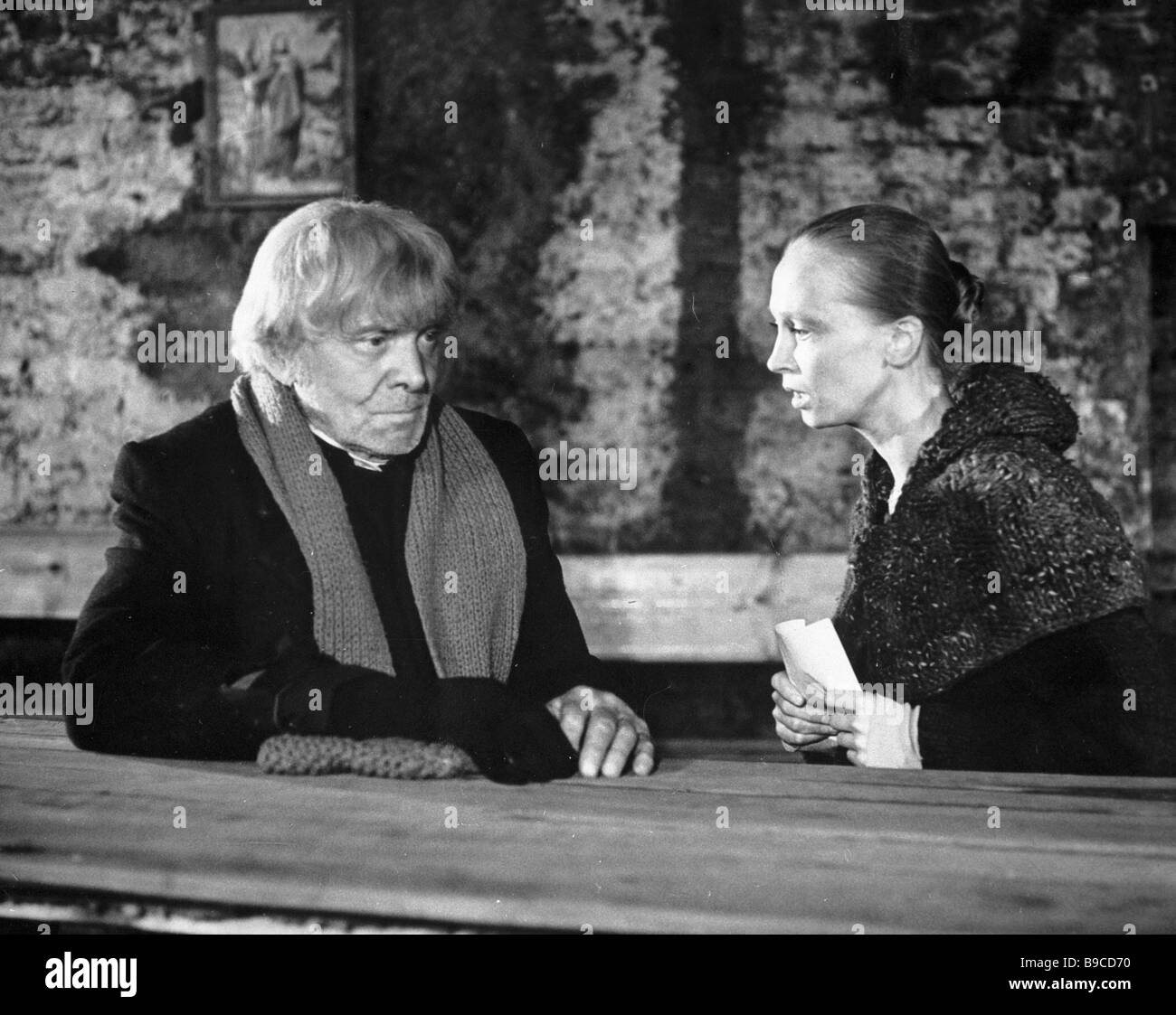 Vatslav Dvorzhetsky als Pastor links und Svetlana Smirnova als Teresa mitten im Film Briefe