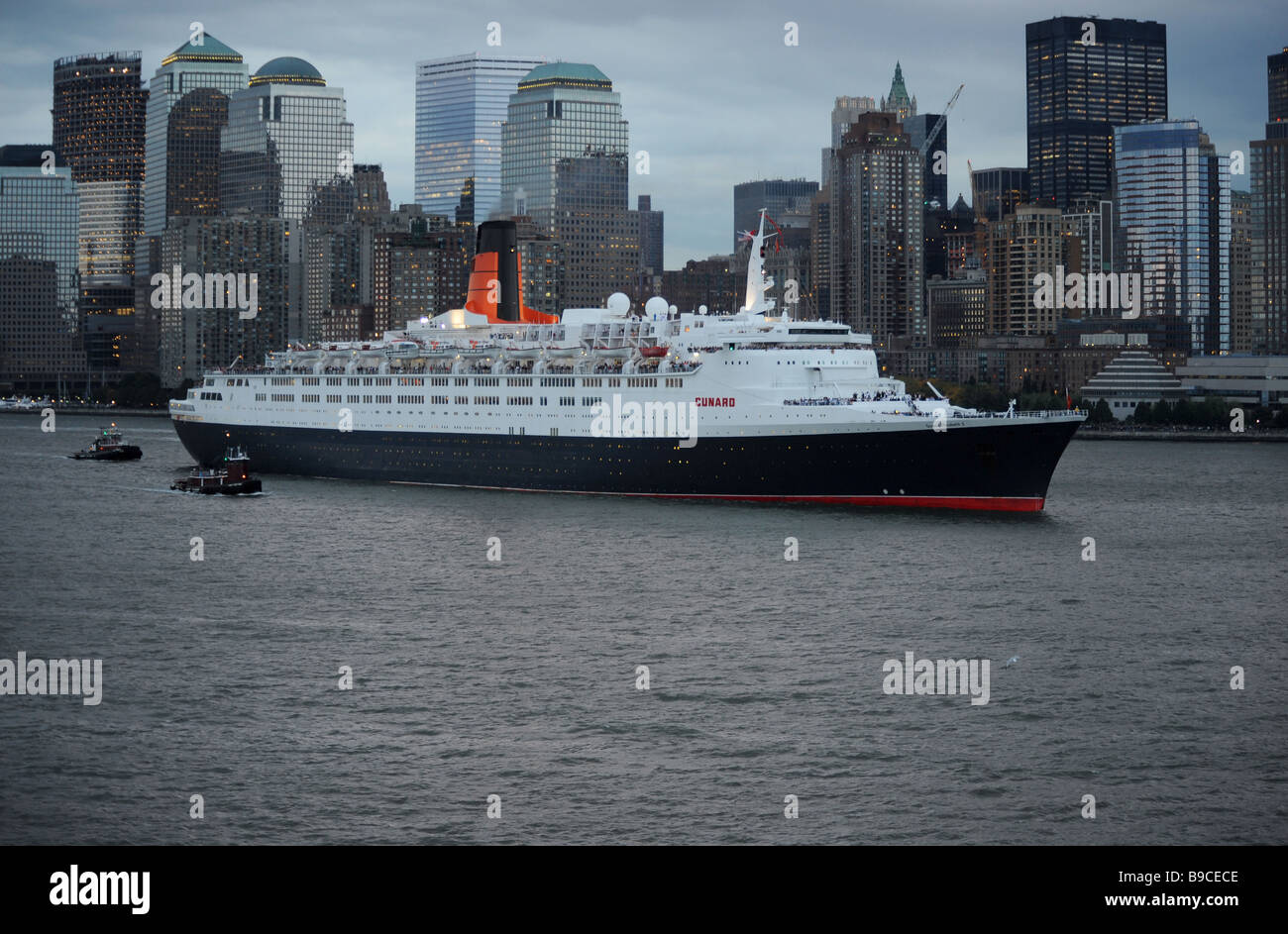 Die QE2 Königin Elizabeth II Ozeandampfer verlässt New York zum letzten Mal im Oktober 2008 Stockfoto