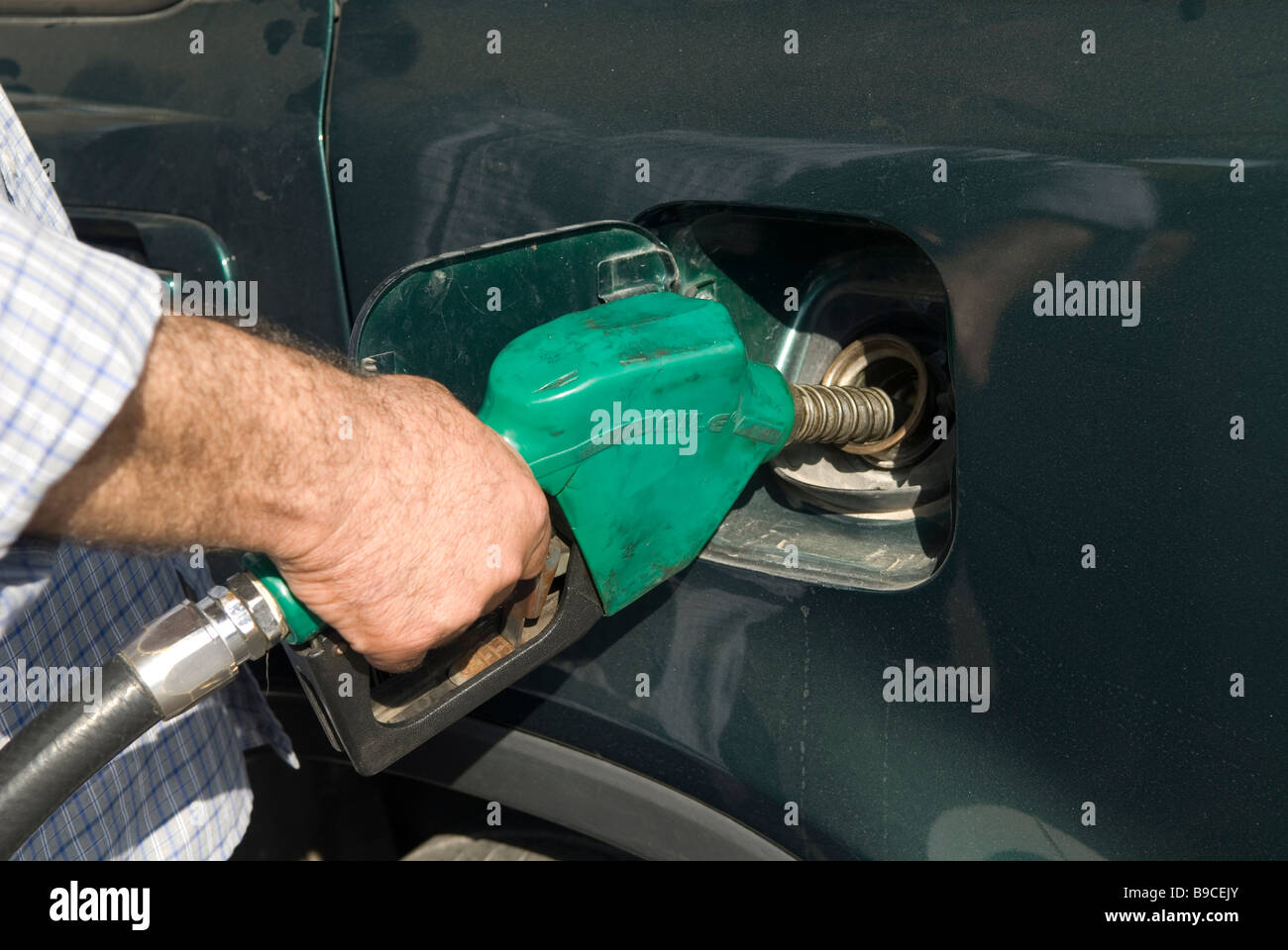Nahaufnahme eines Mannes, der sein Auto mit Benzin Beirut Libanon Nahost zu füllen Stockfoto