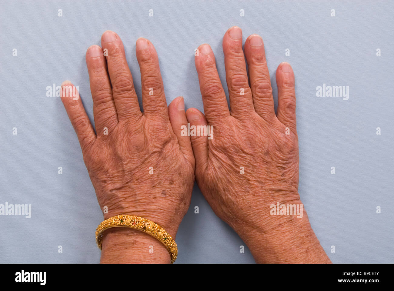 Nahaufnahme von einer alten Frau Hände Stockfoto