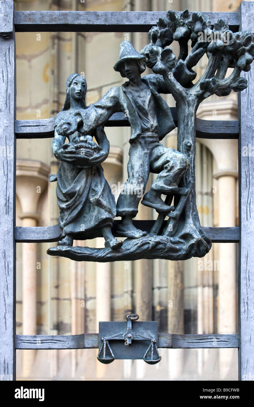 Metall Skulpturen der Sternzeichen (Waage) von Jaroslav Horejc auf das Metalltor St Vitus Cathedral. Prag, Tschechische Republik. Stockfoto