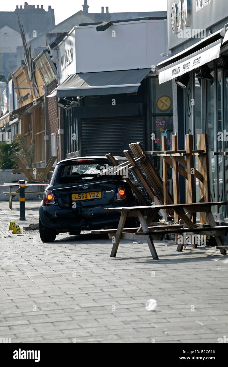 Ein Verkehrsunfall fährt ein Auto auf dem Bürgersteig auf Clapham High Street, South London. Stockfoto