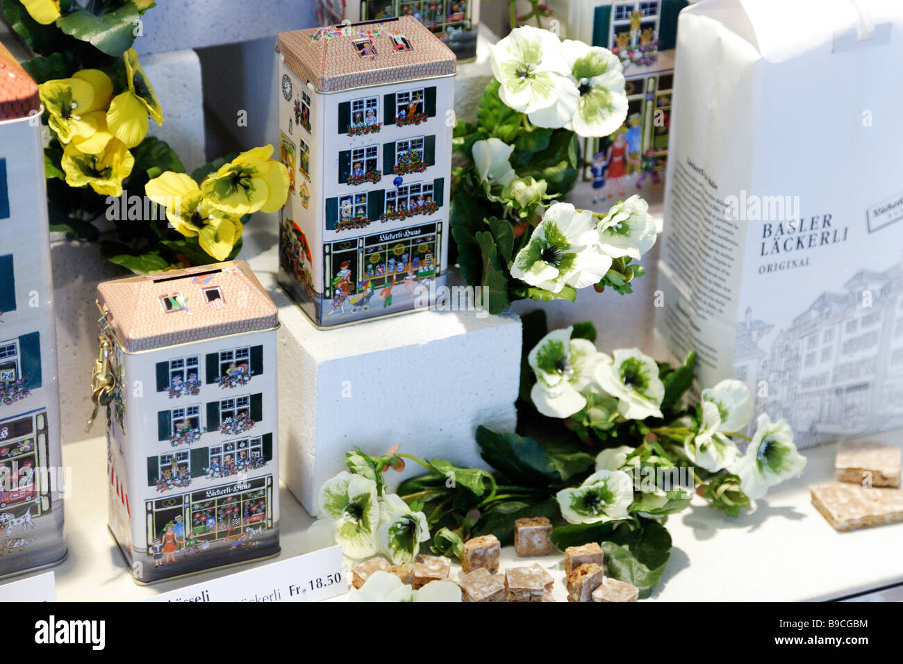 Taschen mit traditionellen Lebkuchen Basler Läckerli im Schaufenster des Basler Läckerli Huus wenig Stockfoto