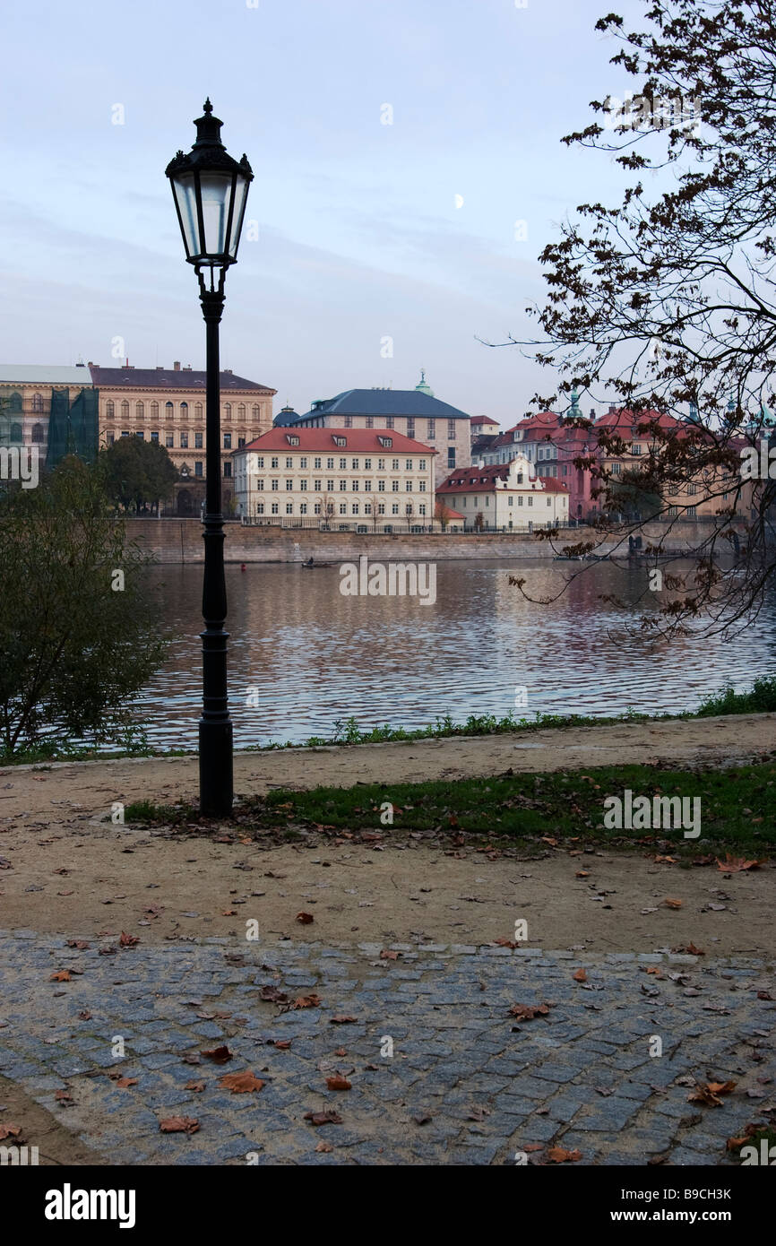 Blick vom Garten auf Staromestka Ufer der Moldau im Herbst, Prag. Stockfoto