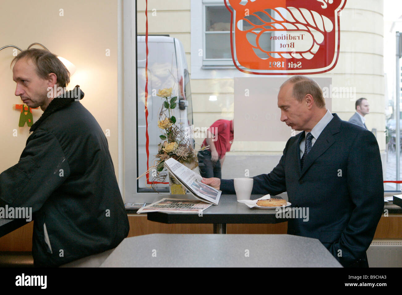 Der russische Präsident Vladimir Putin Recht in einem Kaffeehaus in Dresden Stockfoto