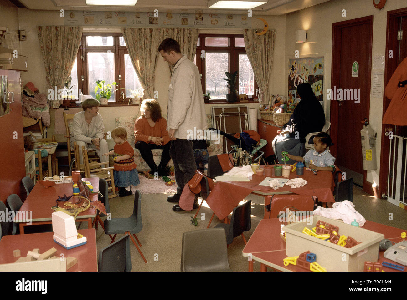 Eltern, die Kinder im Kindergarten Stockfoto