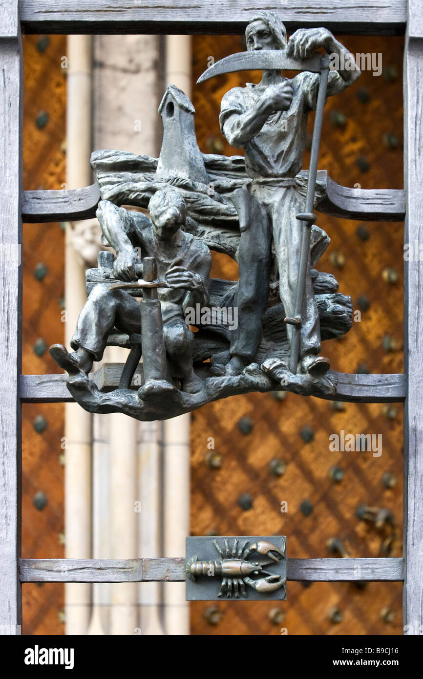 Metall Skulpturen der Sternzeichen (Krabbe) von Jaroslav Horejc auf das Metalltor St Vitus Cathedral. Prag, Tschechische Republik. Stockfoto