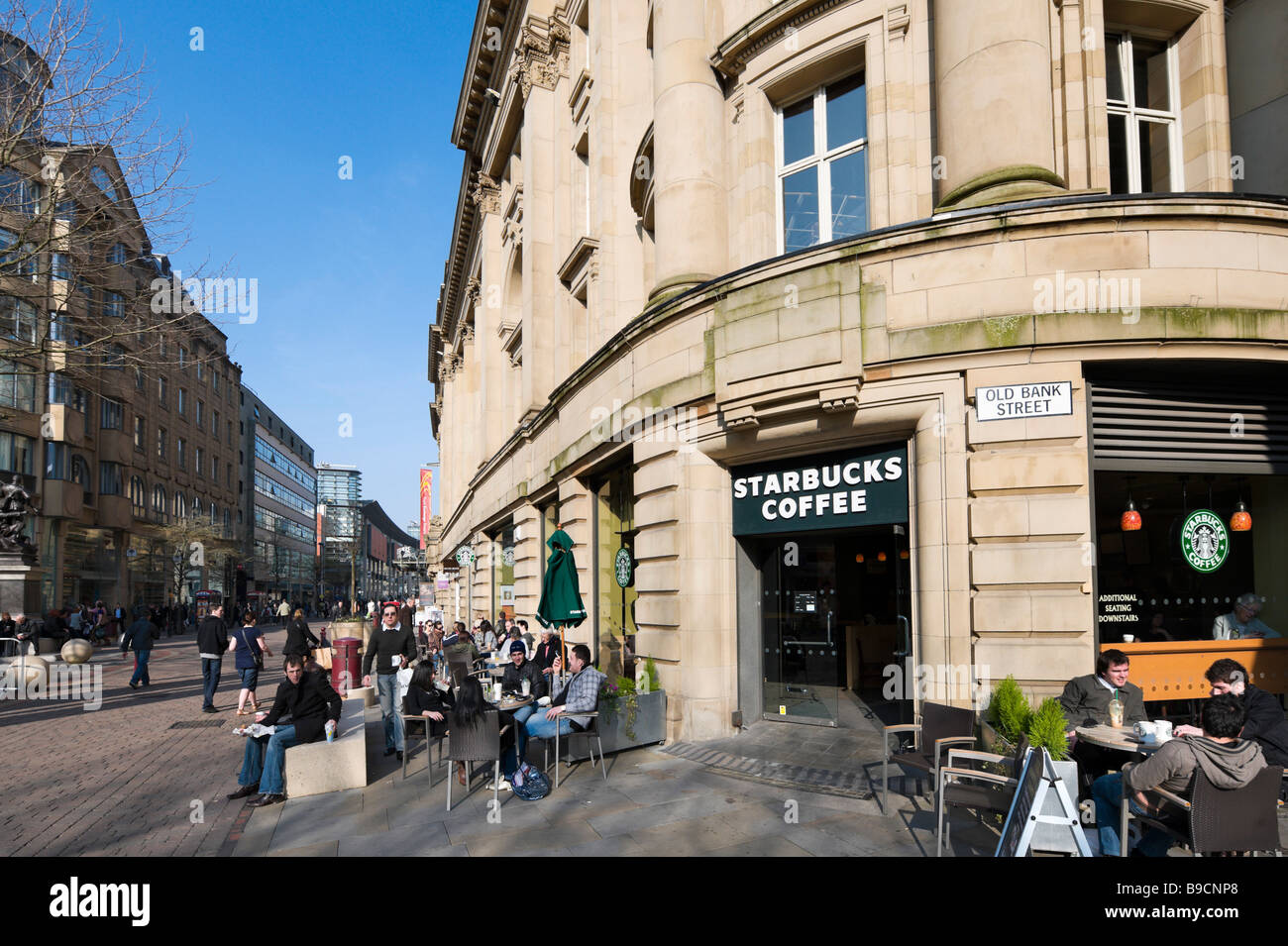Starbucks Coffee Shop am St Ann's Square mit Blick auf neue Cathedral Street im Zentrum Stadt, Manchester, England Stockfoto