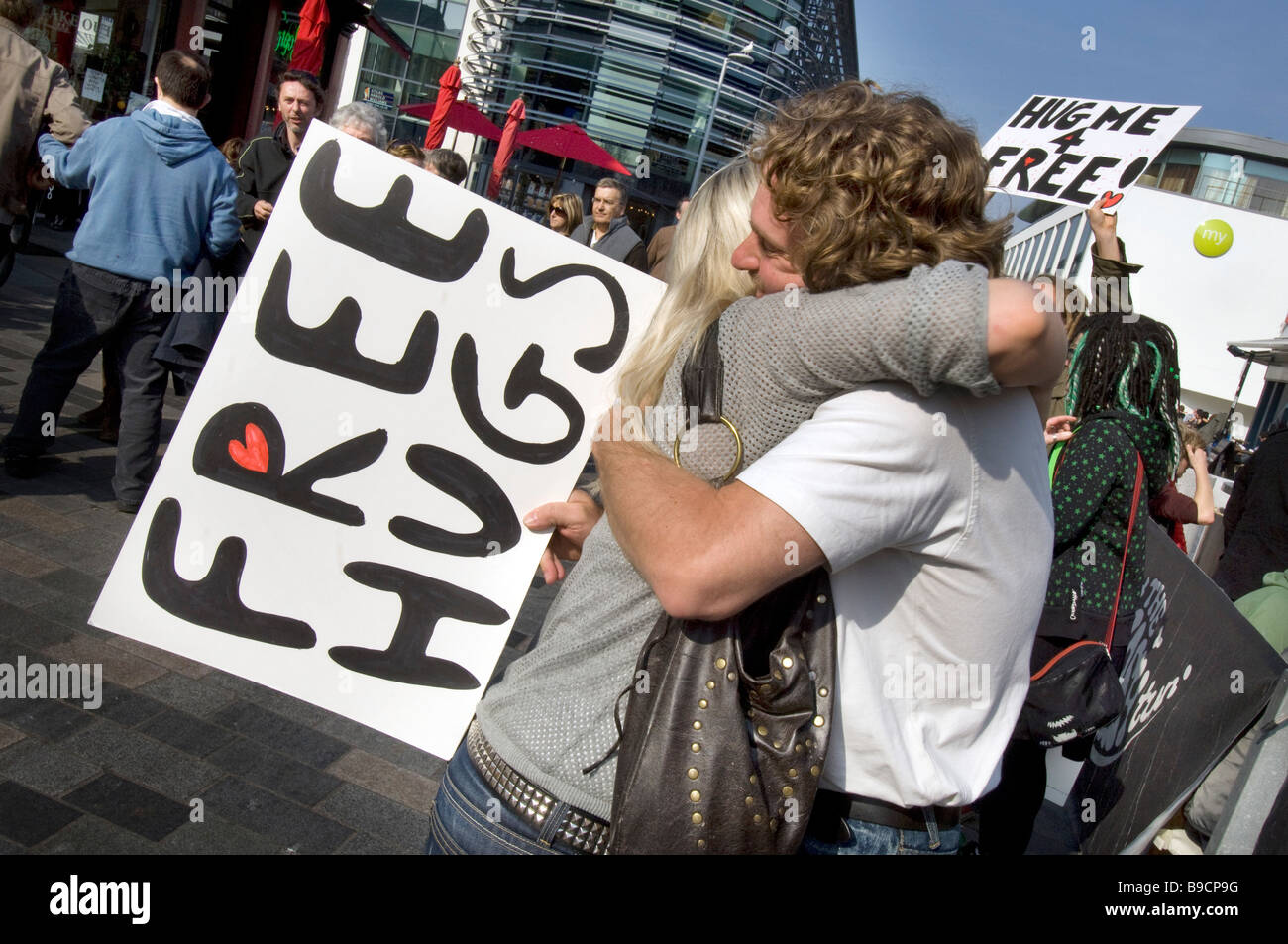 Zwei fremden zu umarmen, während ein "Free Hugs" Veranstaltung in Brighton Stockfoto
