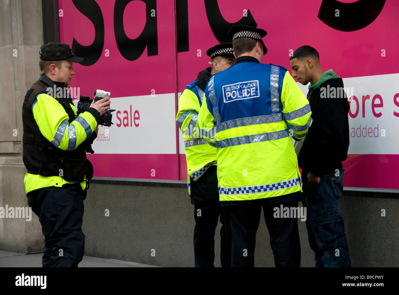 Polizei zu stoppen und suchenden Jugend im Zentrum von London Stockfoto