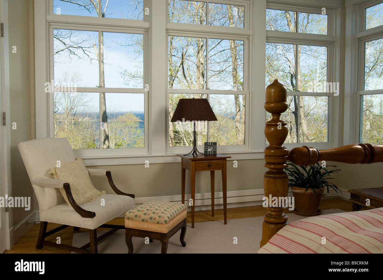 Detail-Schlafzimmer mit mehreren Fenstern und Sessel Stockfoto