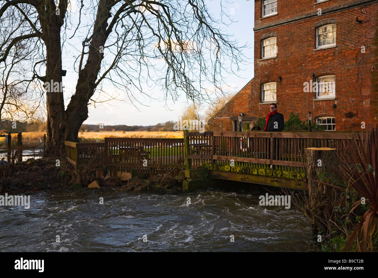 Sopley Mühle. Jetzt die Riverside Bar & Restaurants. An den Ufern des Flusses Avon, Sopley Dorf, Hampshire. VEREINIGTES KÖNIGREICH. Stockfoto