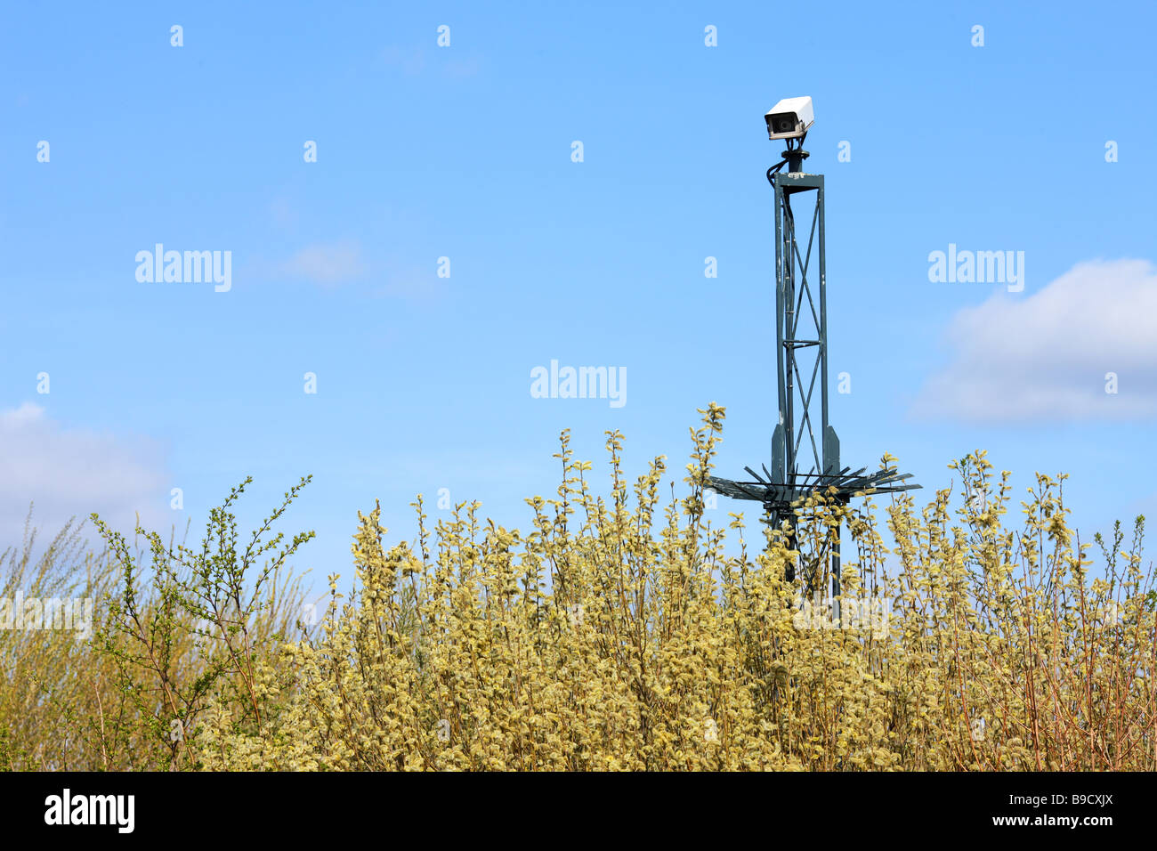 CCTV-Kamera über ein Feld Stockfoto
