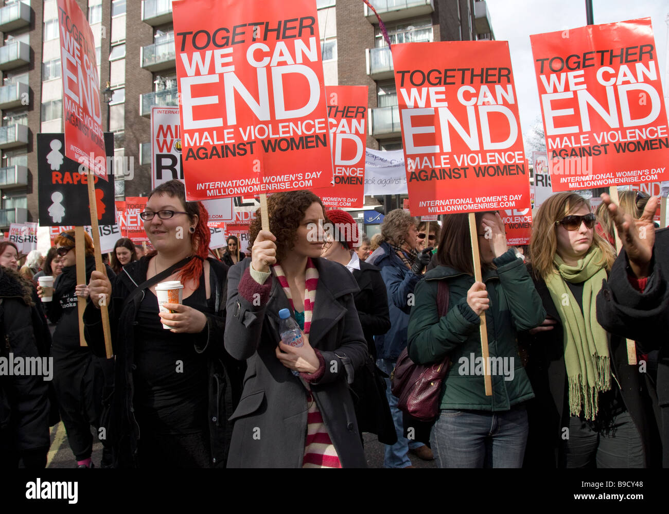 Frauen Protest durch die Londoner gegen häusliche Gewalt Stockfoto