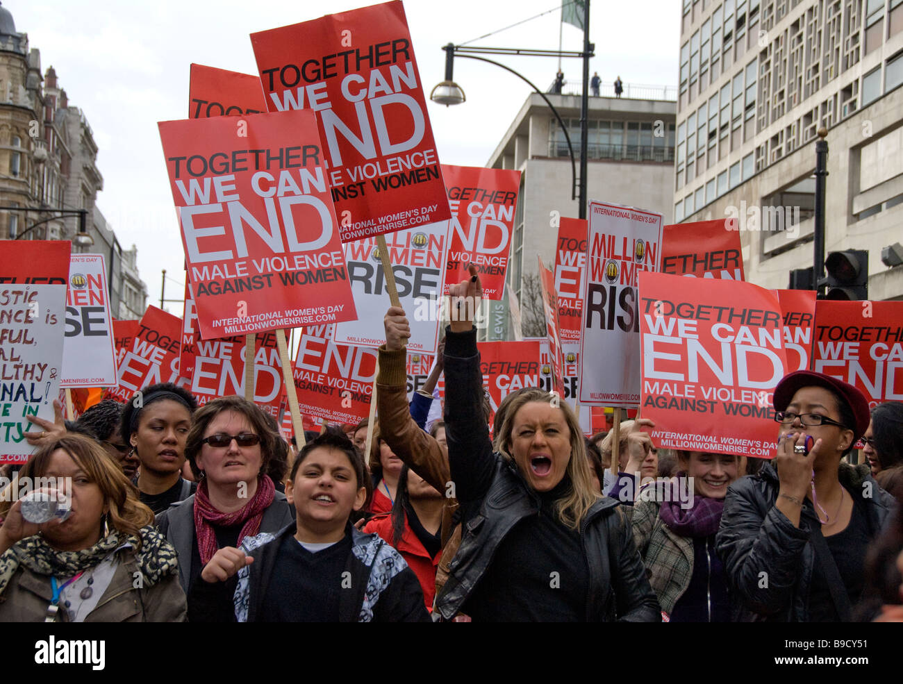 Frauen Protest durch die Londoner gegen häusliche Gewalt Stockfoto