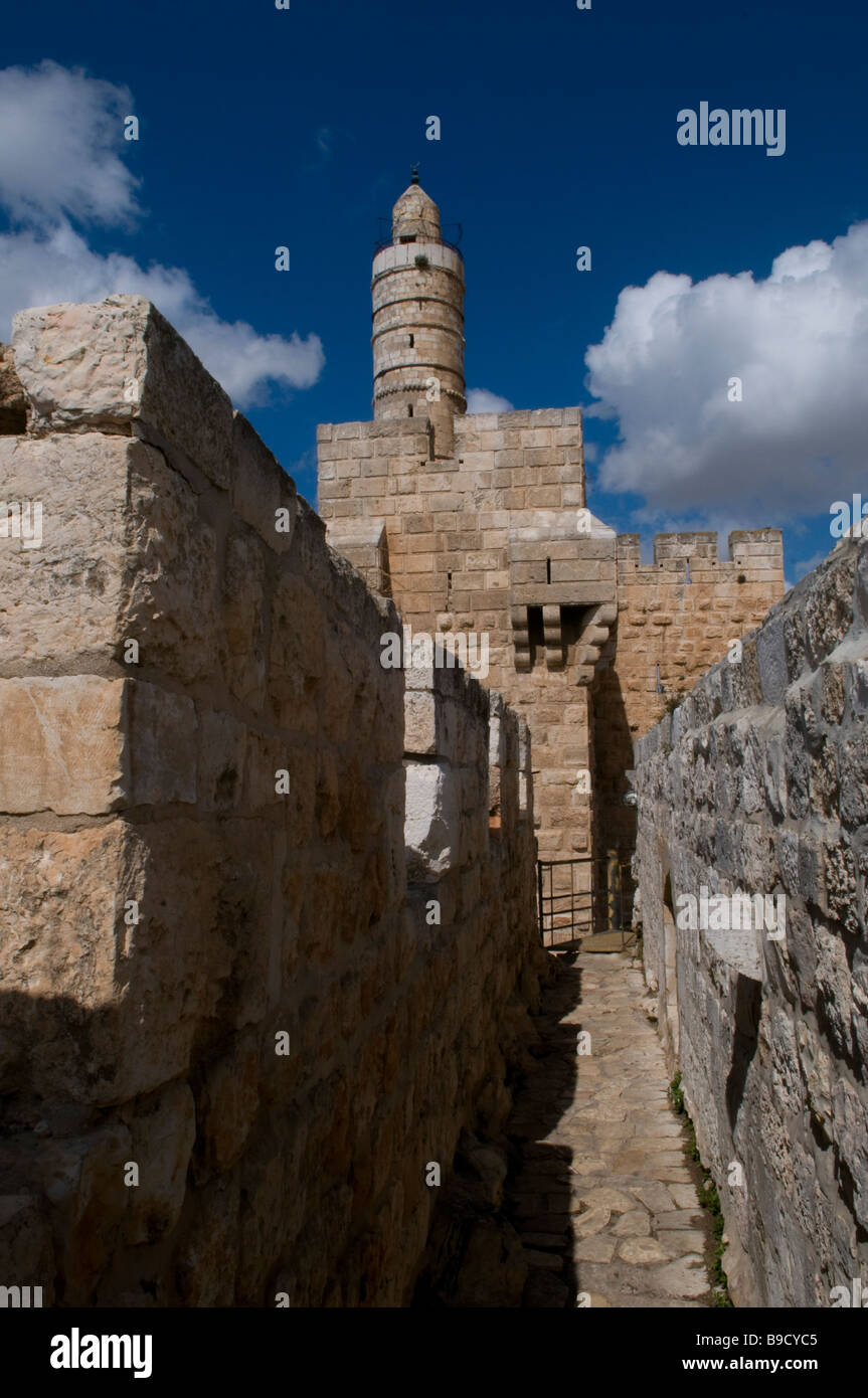 Blick auf oberen Sentry Pfad des Osmanischen Wände in Richtung Turm Davids oder Jerusalem Zitadelle am westlichen Rand der Altstadt in Jerusalem Israel Stockfoto