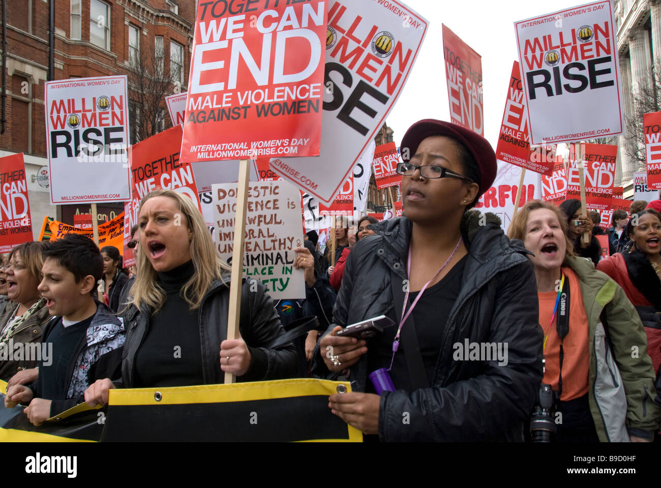 Frauen Protest durch die Londoner gegen häusliche Gewalt Stockfoto