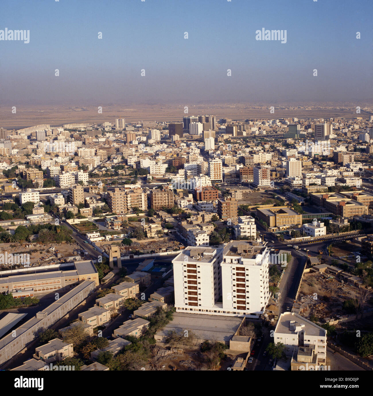 Jeddah Saudi-Arabien über Aussicht auf Stadt mit Wüste im Hintergrund Stockfoto