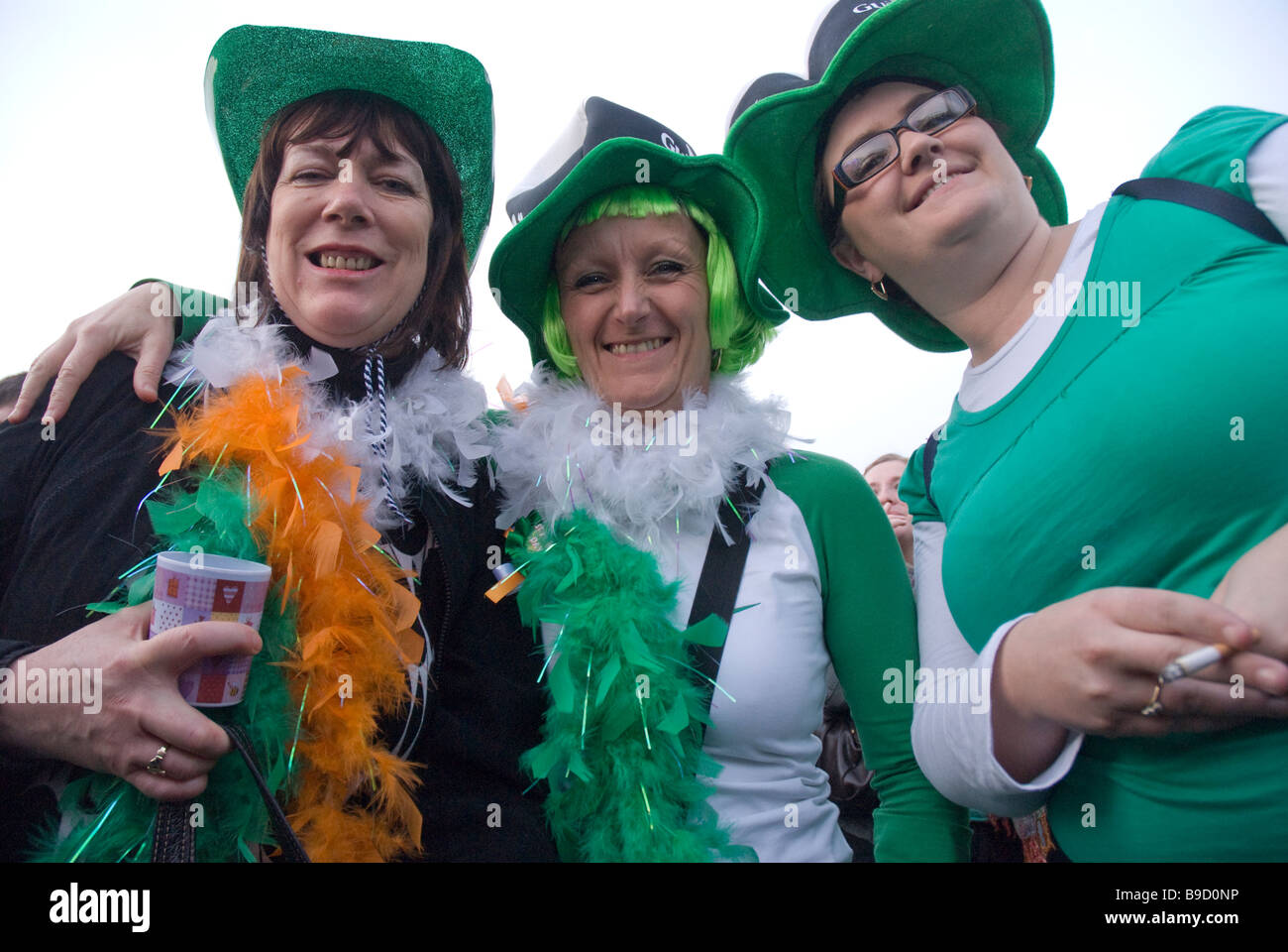 Frauen feiern am St. Patricks Day Feierlichkeiten in Trafalgar Square Stockfoto