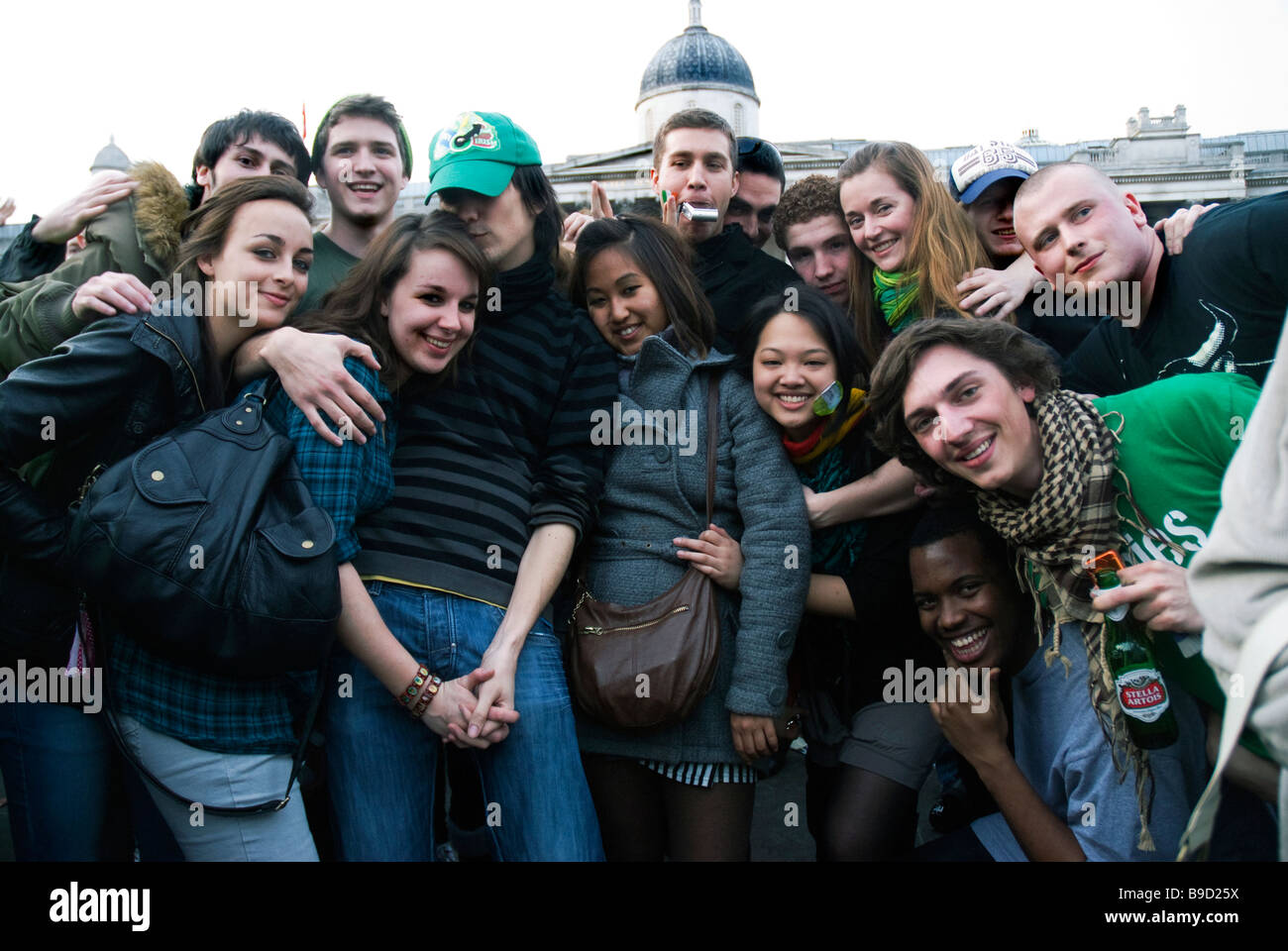 Gruppe von multikulturellen junge Männer und Frauen feiern am St. Patricks Day Feier auf dem Trafalgar Square. Stockfoto