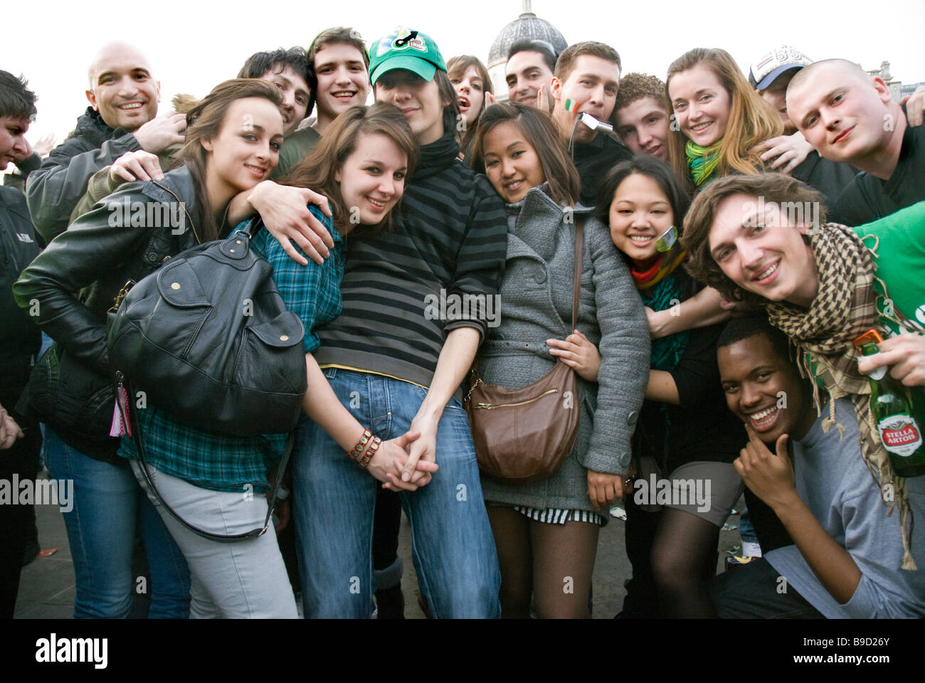 Gruppe von multikulturellen junge Männer und Frauen feiern am St. Patricks Day Feier auf dem Trafalgar Square. Stockfoto