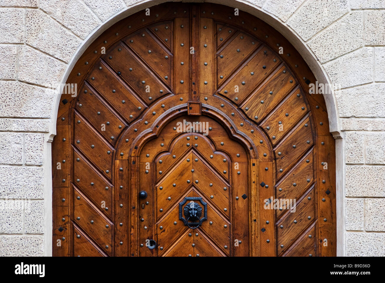 Große gewölbte mittelalterlichen Haustür mit Schlupftüre drin in Prag, Tschechien. Stockfoto