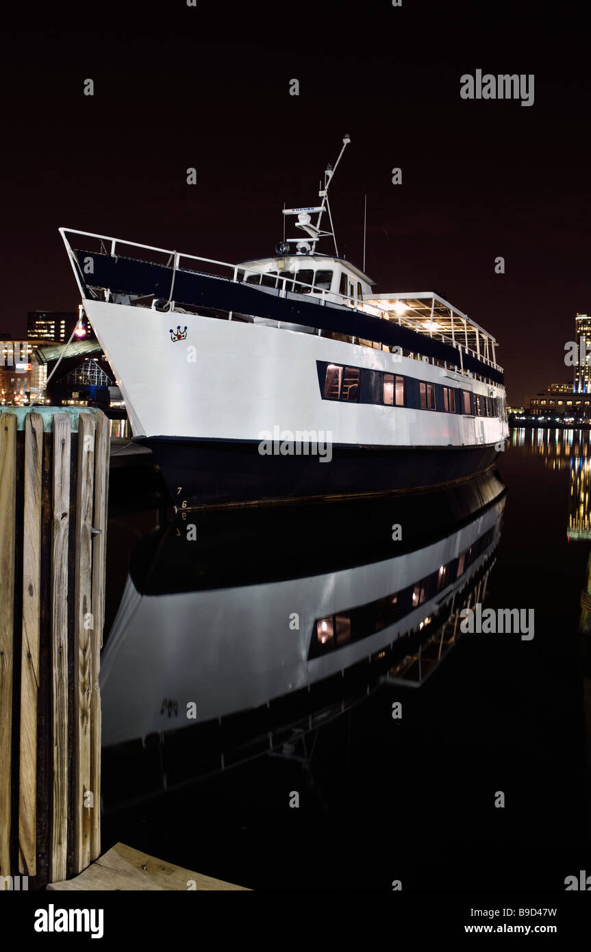 Eine Nacht Blick auf ein großes Boot mit gespiegelten Reflexion Stockfoto