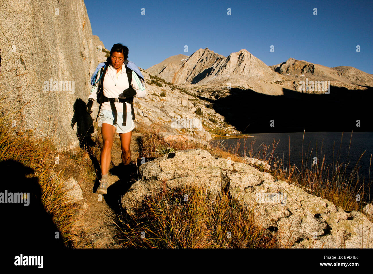 Day2 John Muir Trail ohne fremde Hilfe laufen. Läufer ist Mather Pass in Richtung Palisade Seen absteigend. Stockfoto