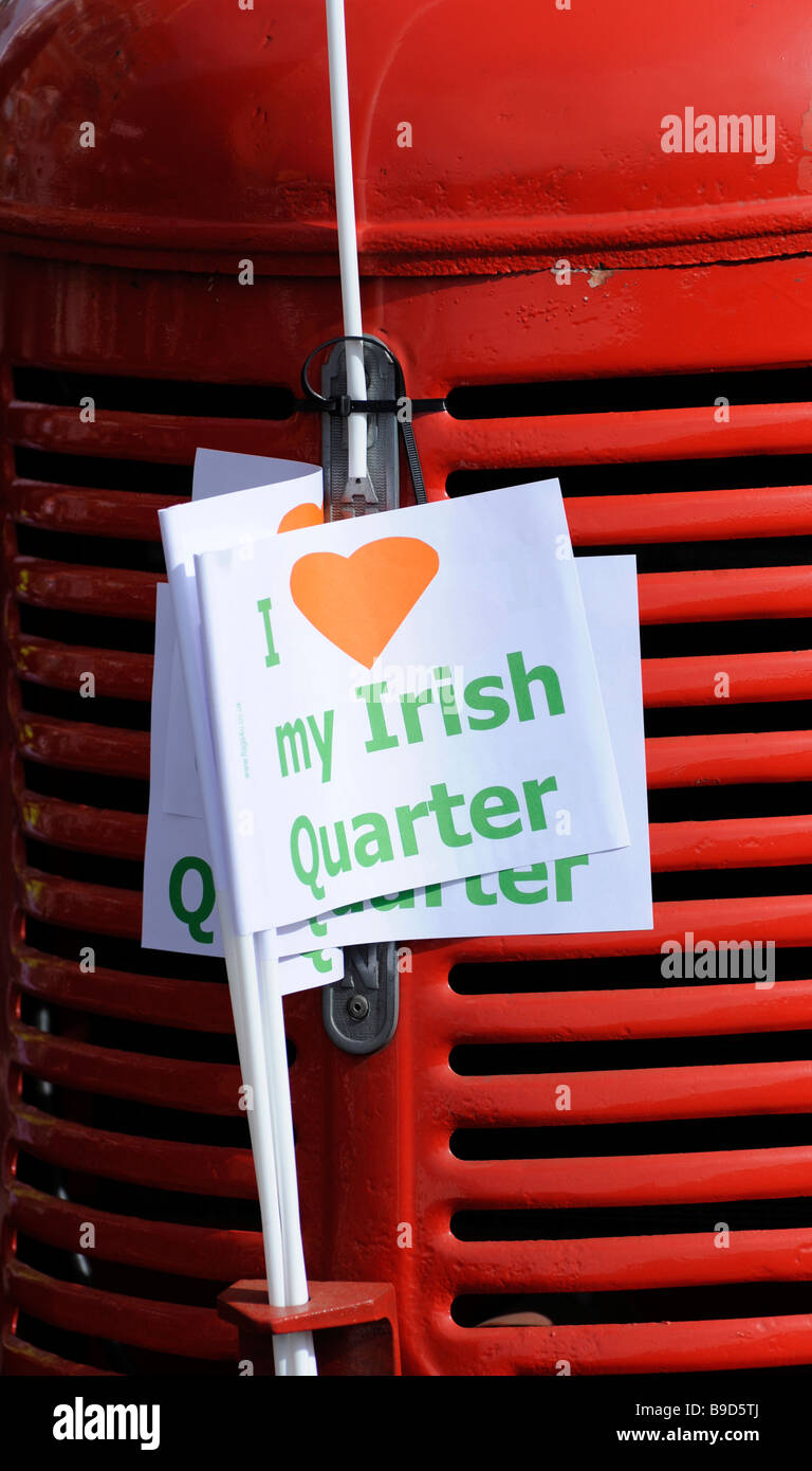 Birmingham St. Patricks Parade, Digbeth, Birmingham, England, Vereinigtes Königreich. Ich liebe meine irischen Viertel Flagge auf einem Traktor. Stockfoto