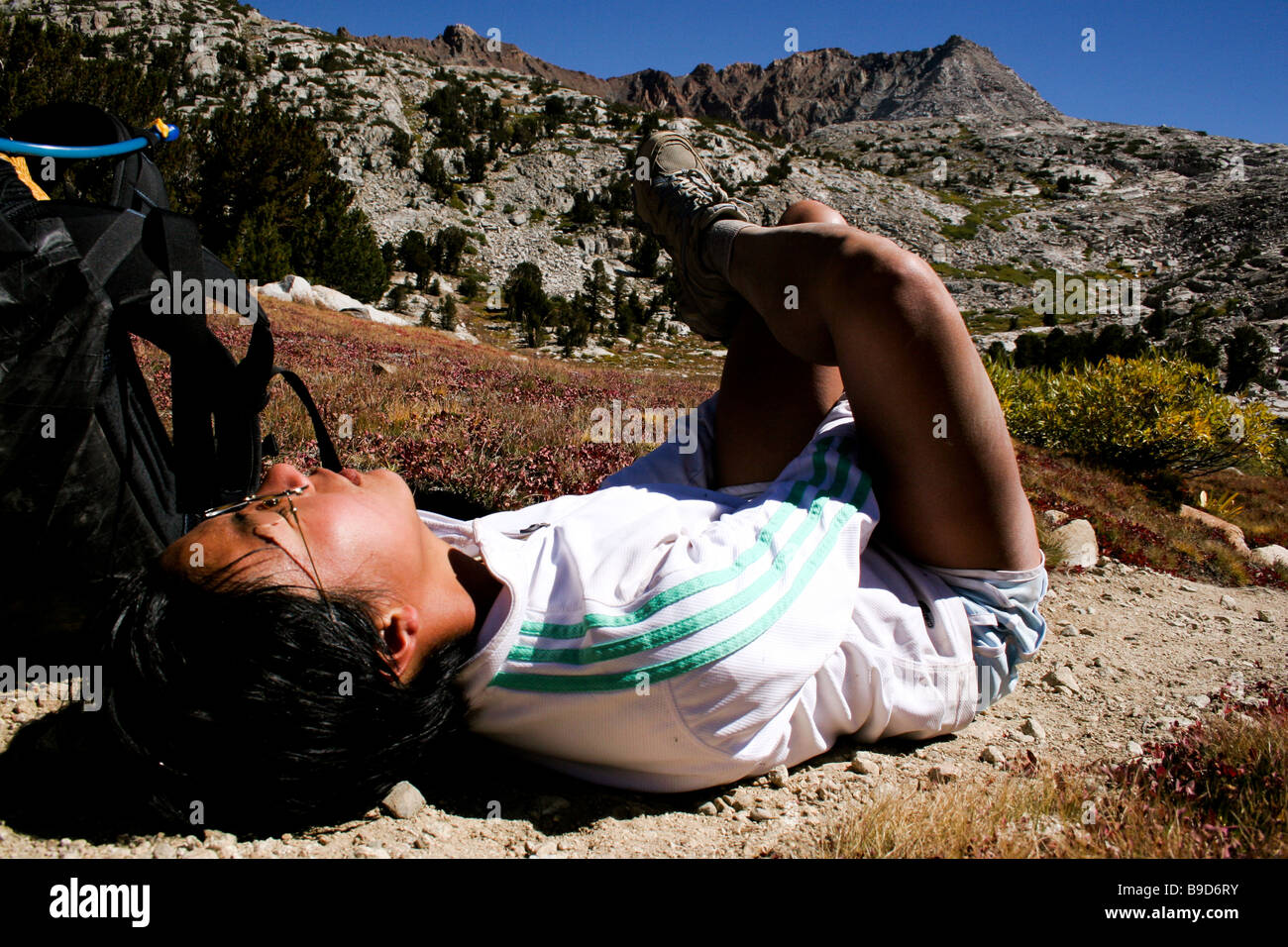 Day2 oder den John Muir Trail ohne fremde Hilfe laufen. Läufer erstreckt sich nach dem Abstieg vom Pinchot Pass. Stockfoto