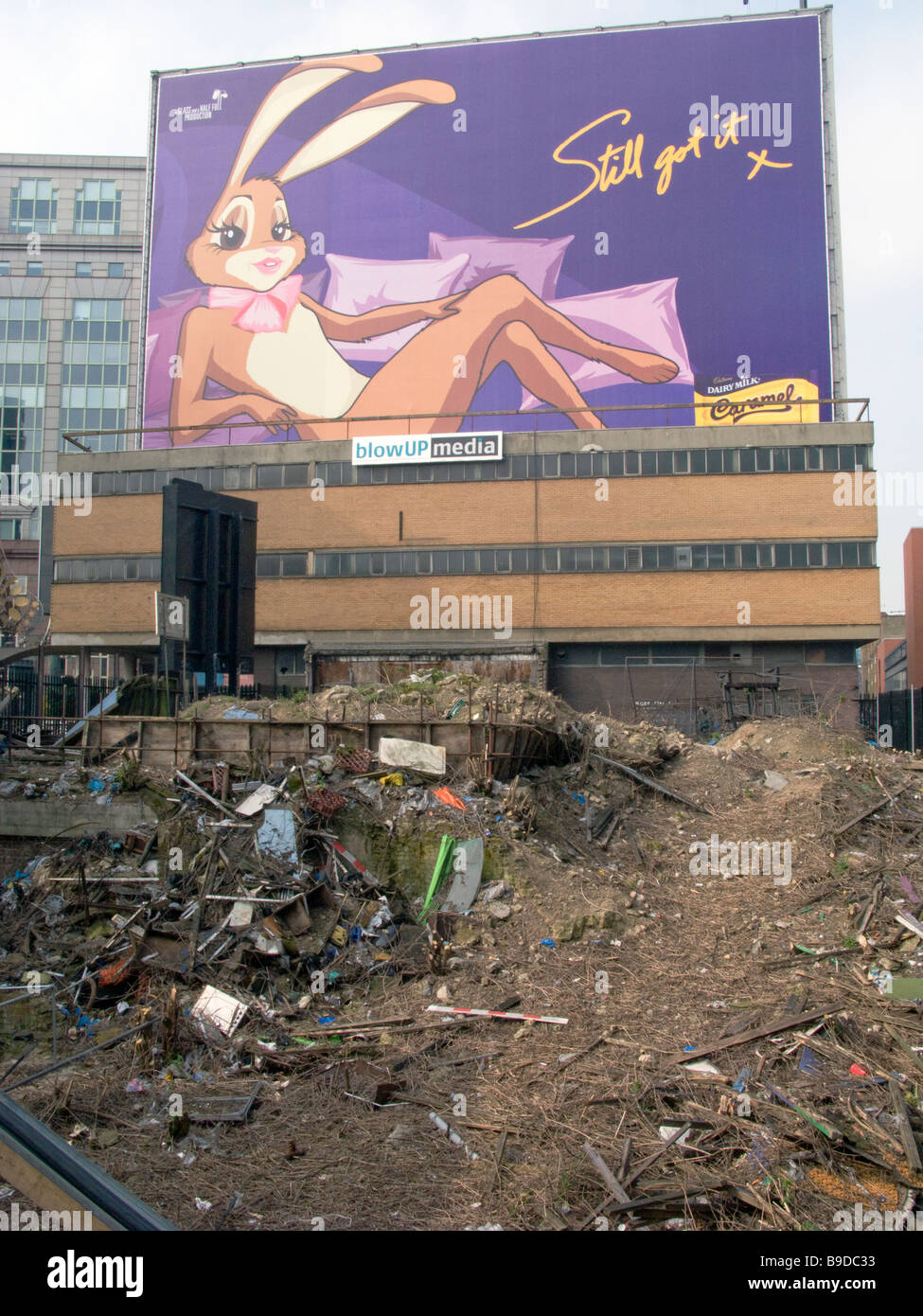 VEREINIGTES KÖNIGREICH. Bugs Bunny Plakatwand von leeren Grundstück in Stadt von London Aldgate, London.Photo © Julio Etchart Stockfoto