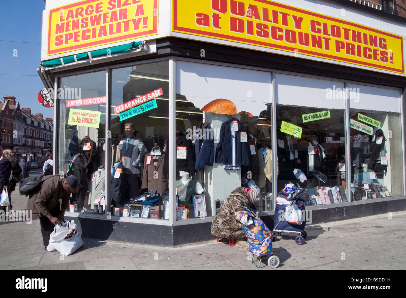 VEREINIGTES KÖNIGREICH. Obdachlose Menschen vor einem Rabatt-Geschäft in Golders Green,London.Photo von Julio Etchart Stockfoto