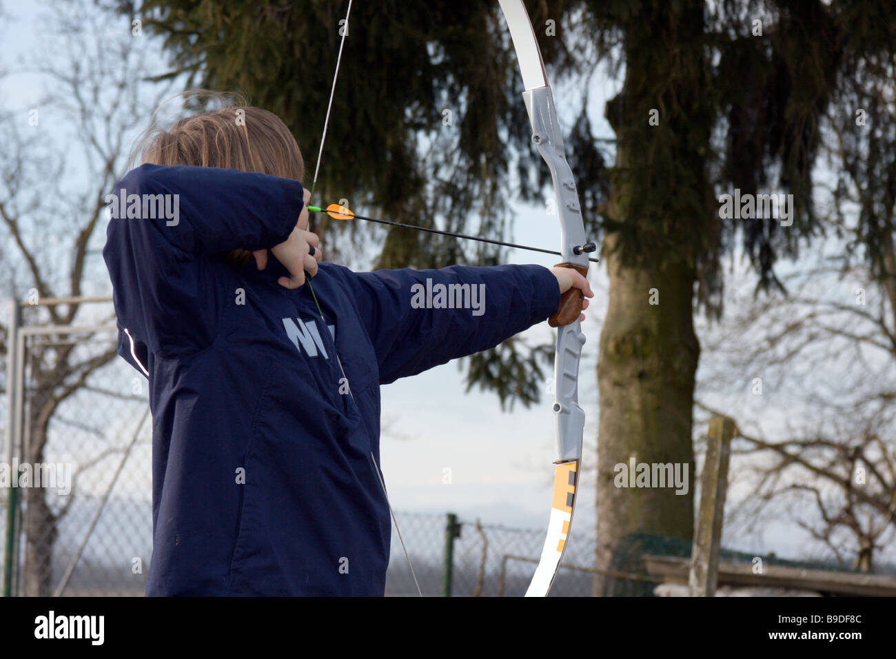 Teenager-Jungen Bogenschützen in den Hinterhof zu üben. Stockfoto