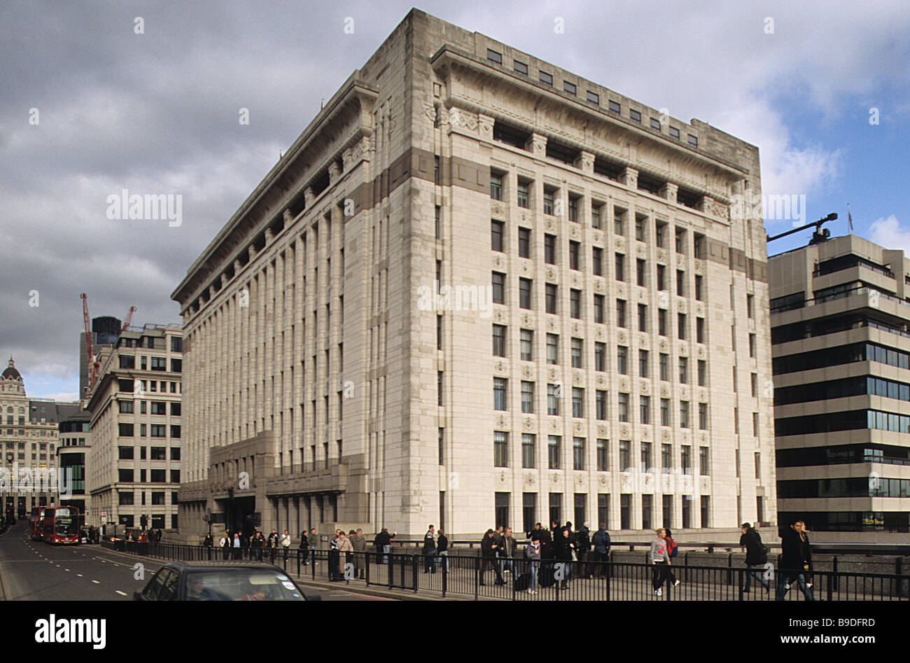 Adelaide House, London Bridge Ansatz, an einem stürmischen Nachmittag. Stockfoto