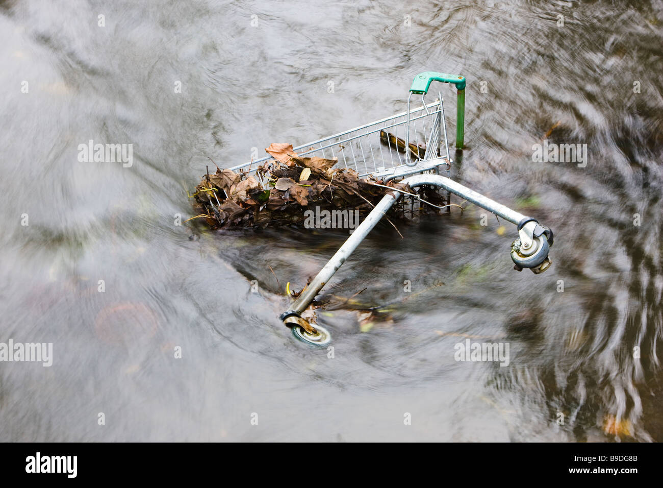 Vereinigtes Königreich verworfen Einkaufswagen in einem Fluss Stockfoto