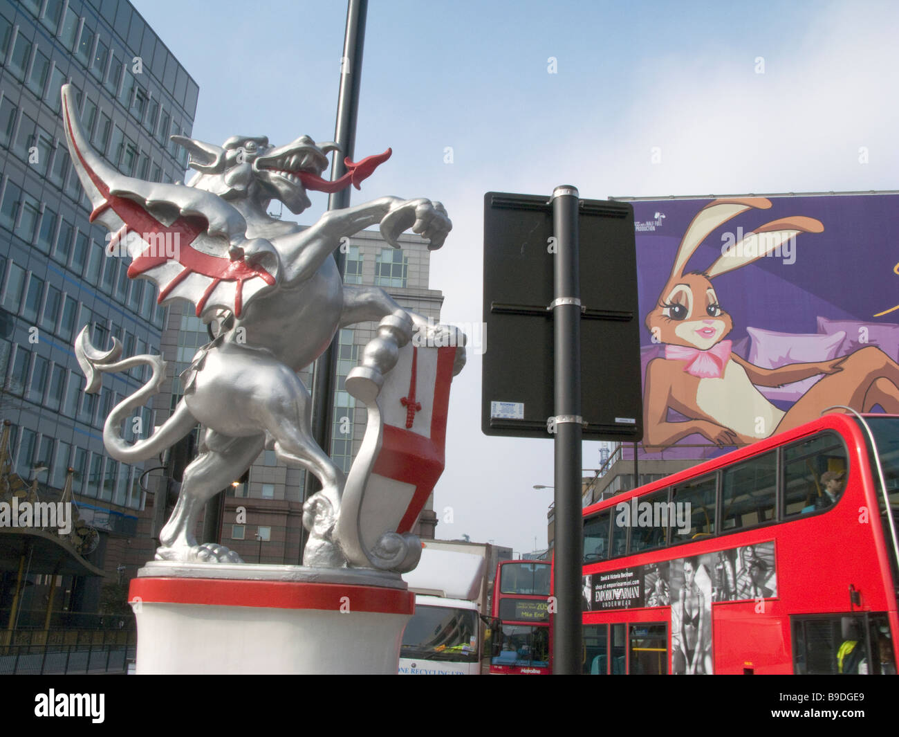 City of London Griffin mit Bugs Bunny Plakatwand in Aldgate, London.Photo © Julio Etchart Stockfoto