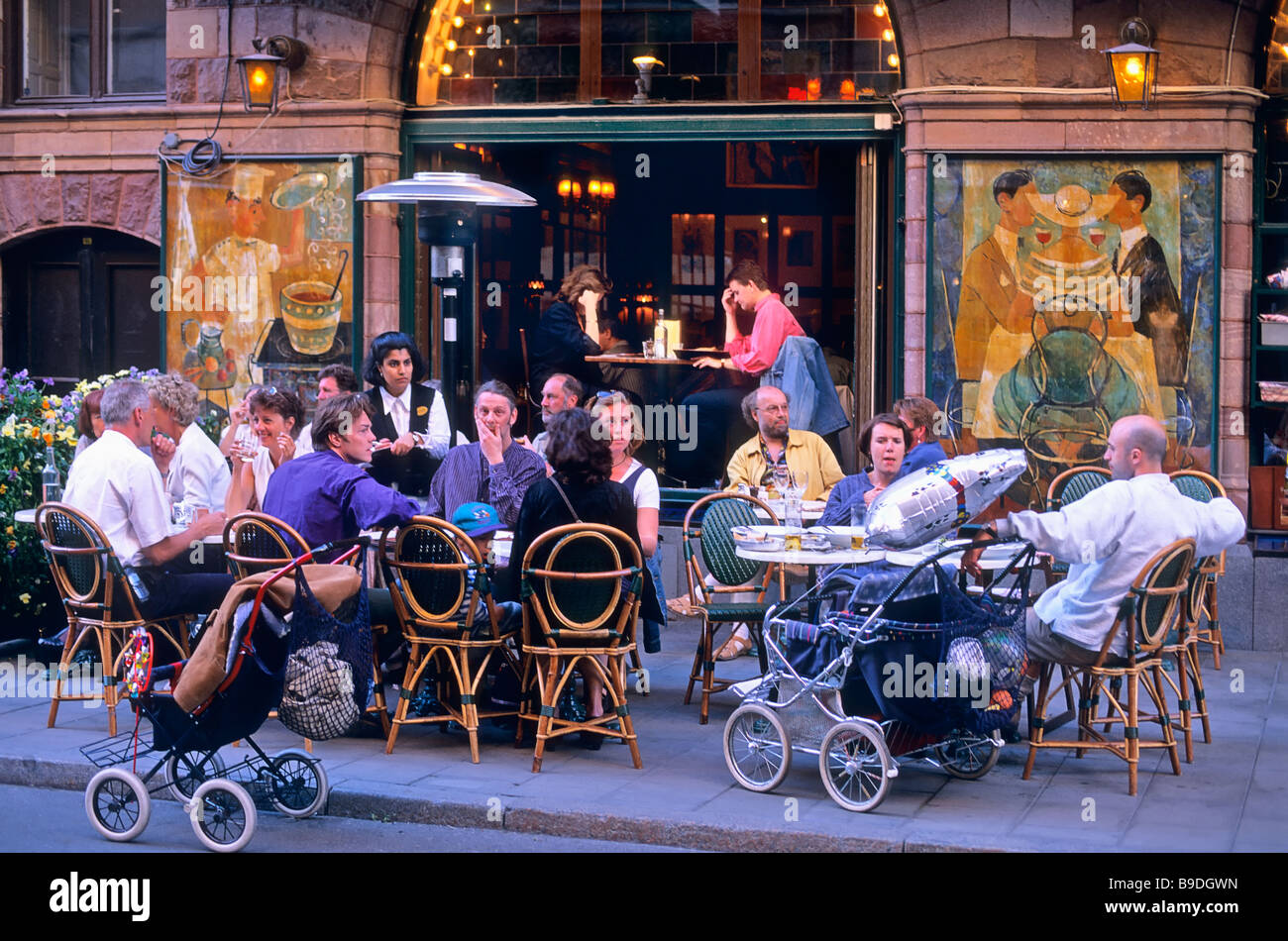 RESTAURANT PRINSEN LEUTE SITZEN AN TISCHEN AUF DEM BÜRGERSTEIG Stockfoto