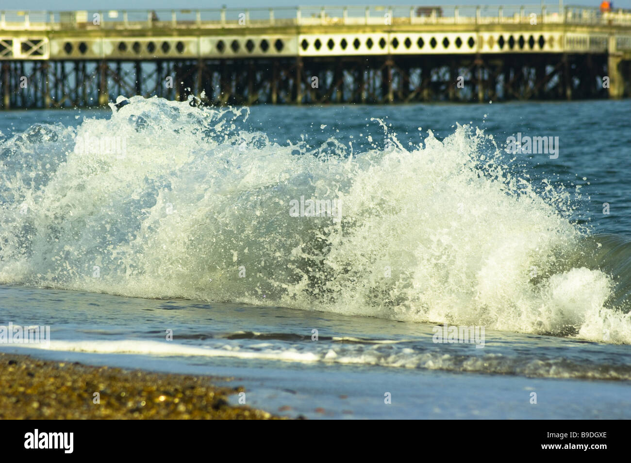 Welle bricht am Ufer Stockfoto