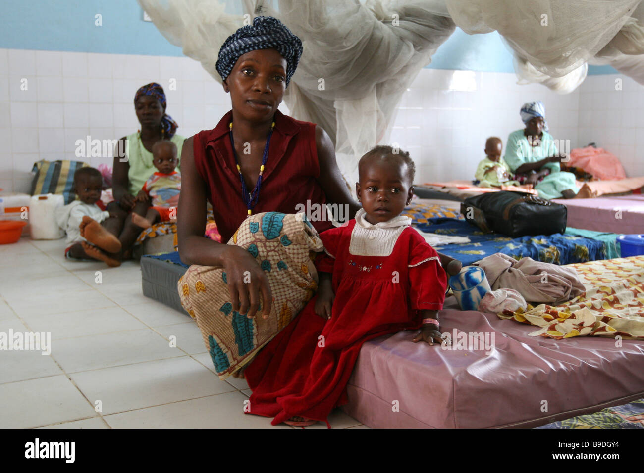 Mutter und Tochter in der Fütterung Klinik für unterernährte Kinder, Sierra Leone Stockfoto