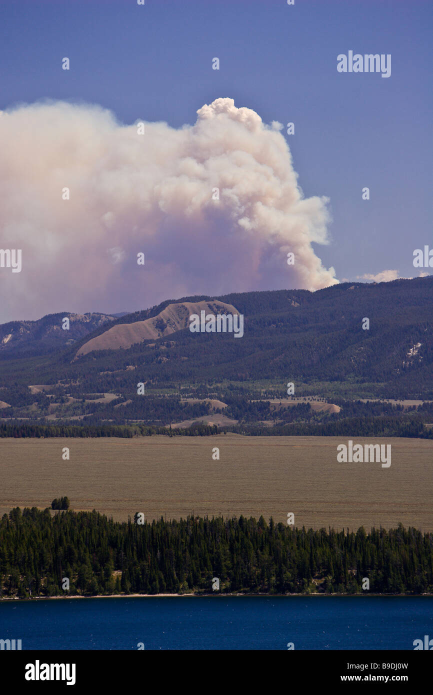 WYOMING USA Rauch steigt aus Wald Feuer Grand Teton National Park Jenny Lake in forground Stockfoto