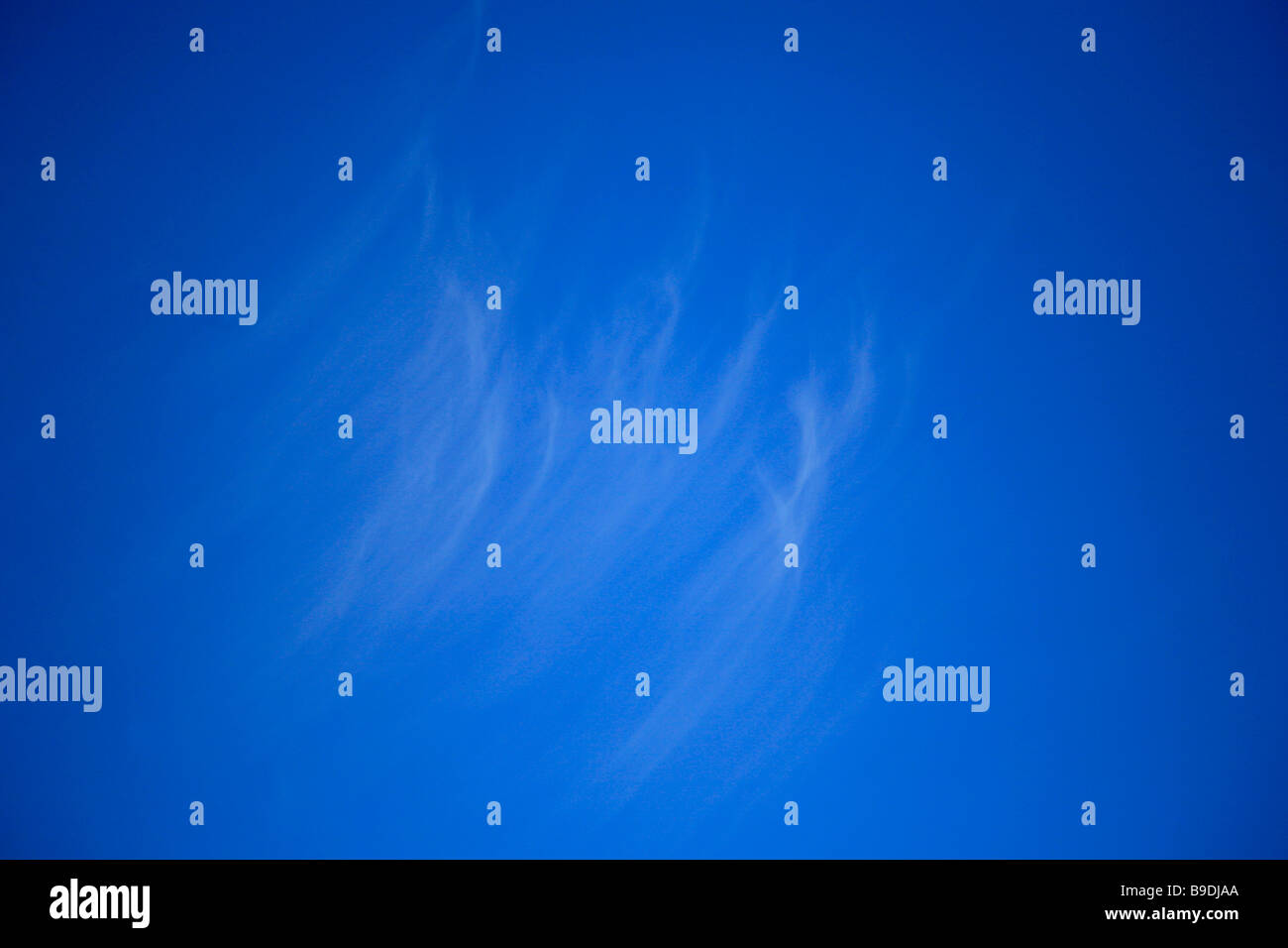 Cirruswolken im tiefblauen Himmel polarisierte Meteorologie Stockfoto