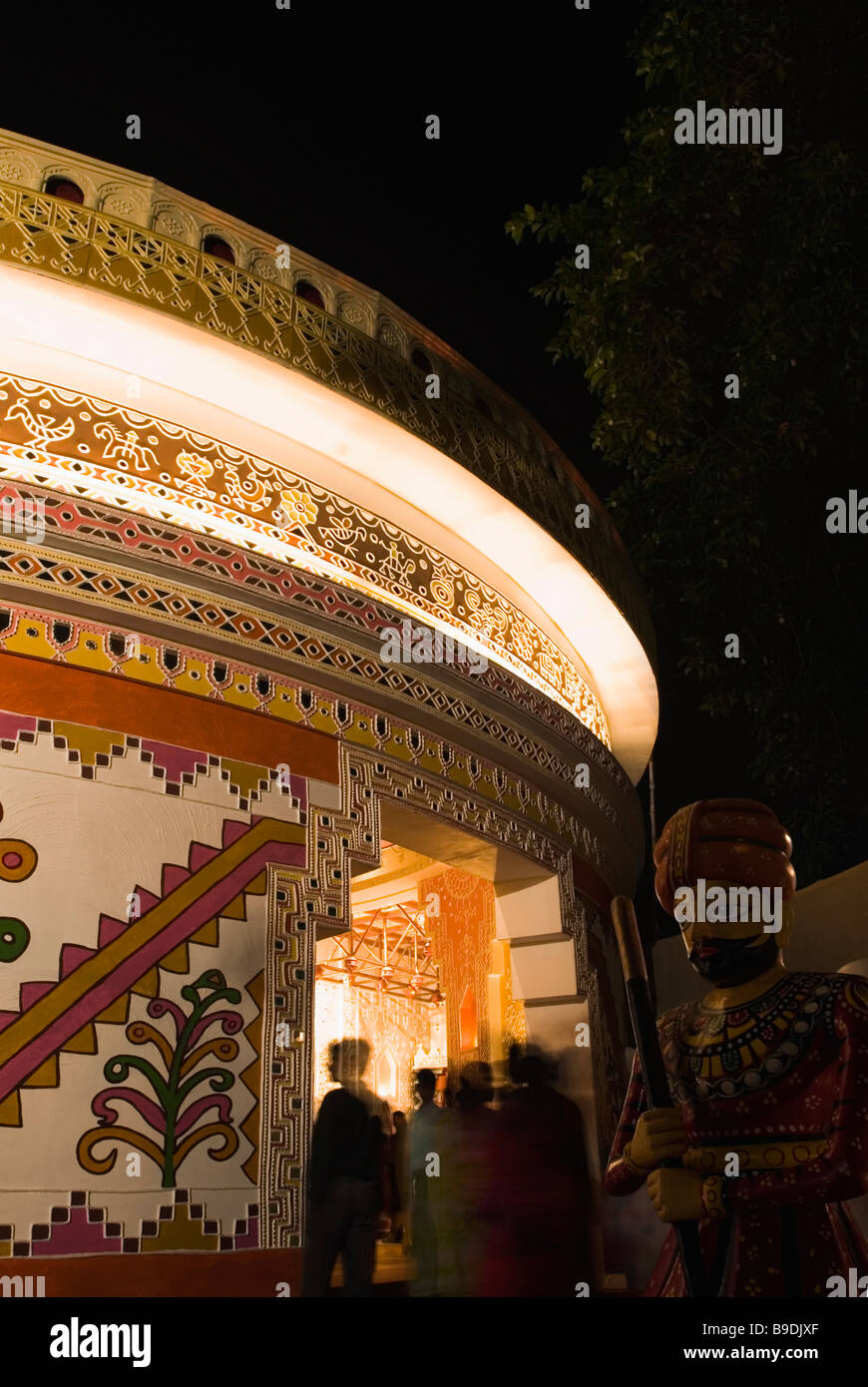 Gruppe von Menschen in einer Durga Puja Pandals, Kolkata, Westbengalen, Indien Stockfoto