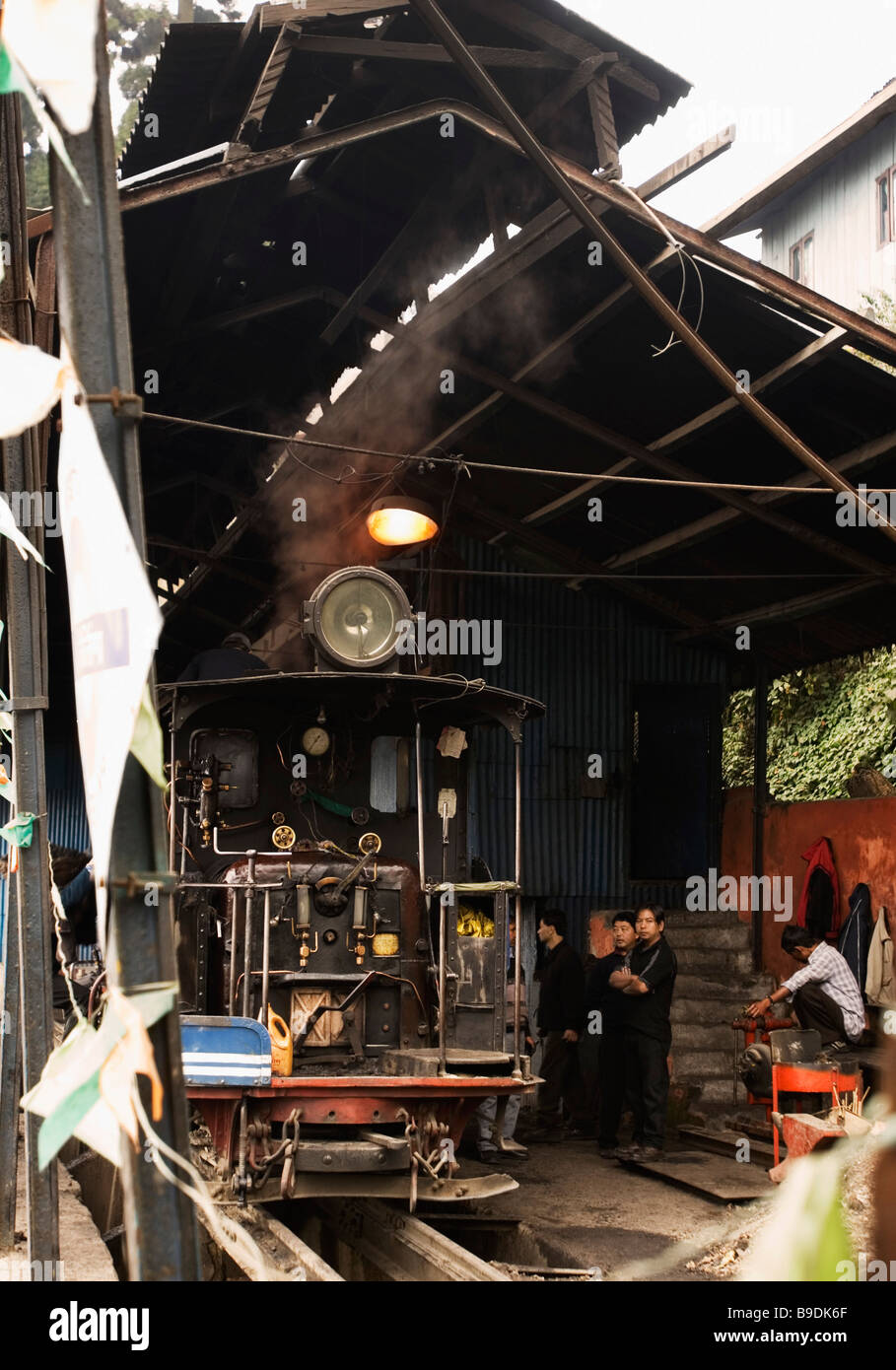 Dampfmaschine in einem Workshop, Darjeeling Himalayan Railway, Darjeeling, Westbengalen, Indien Stockfoto