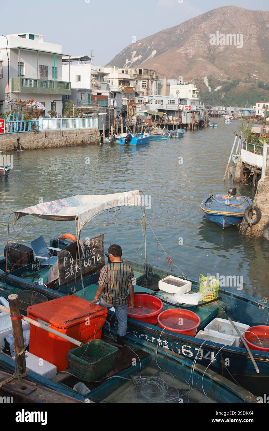 Fischer am Boot, Tai O, Lantau, Hong Kong Stockfoto