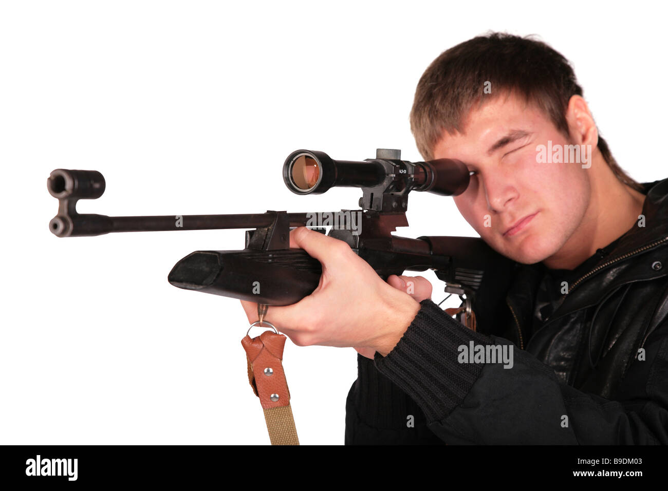 junger Mann aus Scharfschützengewehr Ziel Stockfoto