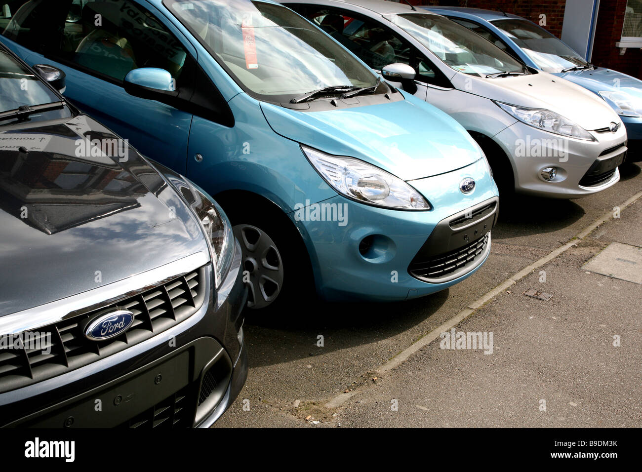 Ford Neuwagen warten auf Käufer auf des Händlers Vorplatz, London Stockfoto