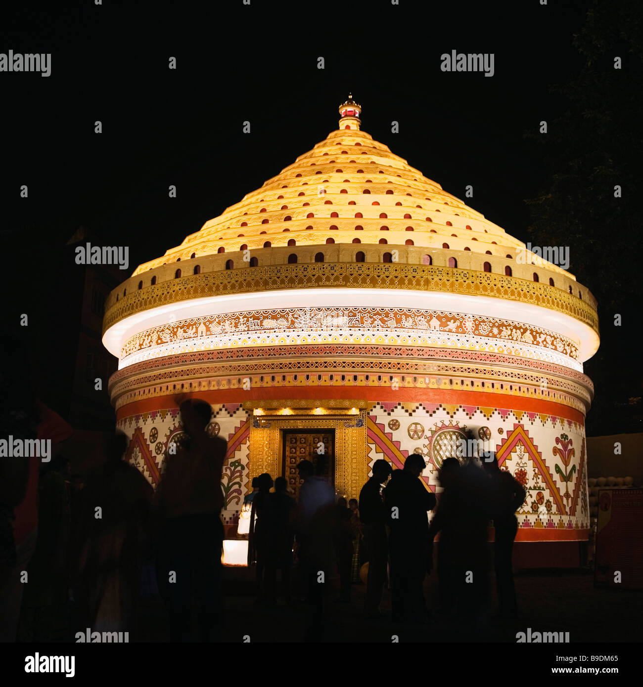 Gruppe von Menschen in einer Durga Puja Pandals, Kolkata, Westbengalen, Indien Stockfoto